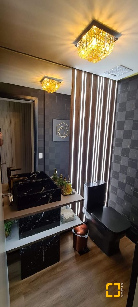 Apartamento com 165m², 8 quartos (sendo 4 suítes), 2 garagens, no bairro Centro em Florianópolis