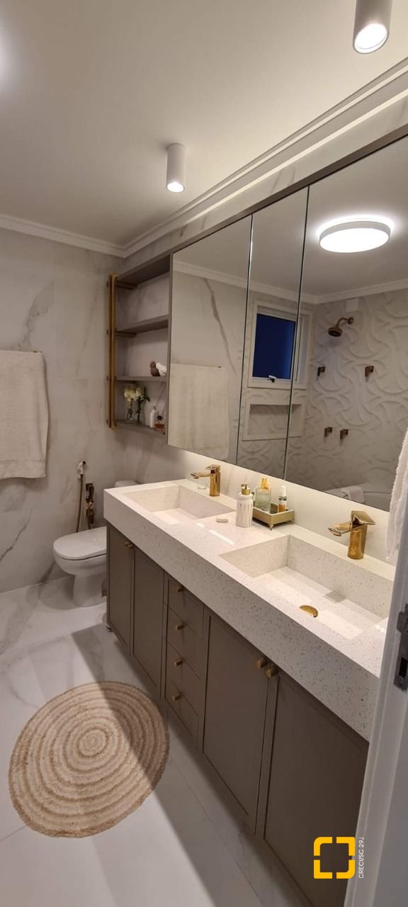 Apartamento com 165m², 8 quartos (sendo 4 suítes), 2 garagens, no bairro Centro em Florianópolis