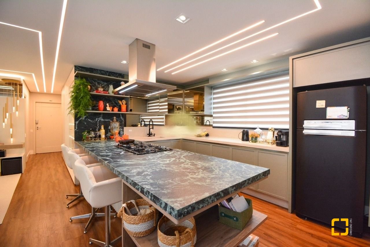 Apartamento com 165m², 8 quartos (sendo 4 suítes), 2 garagens, no bairro Centro em Florianópolis