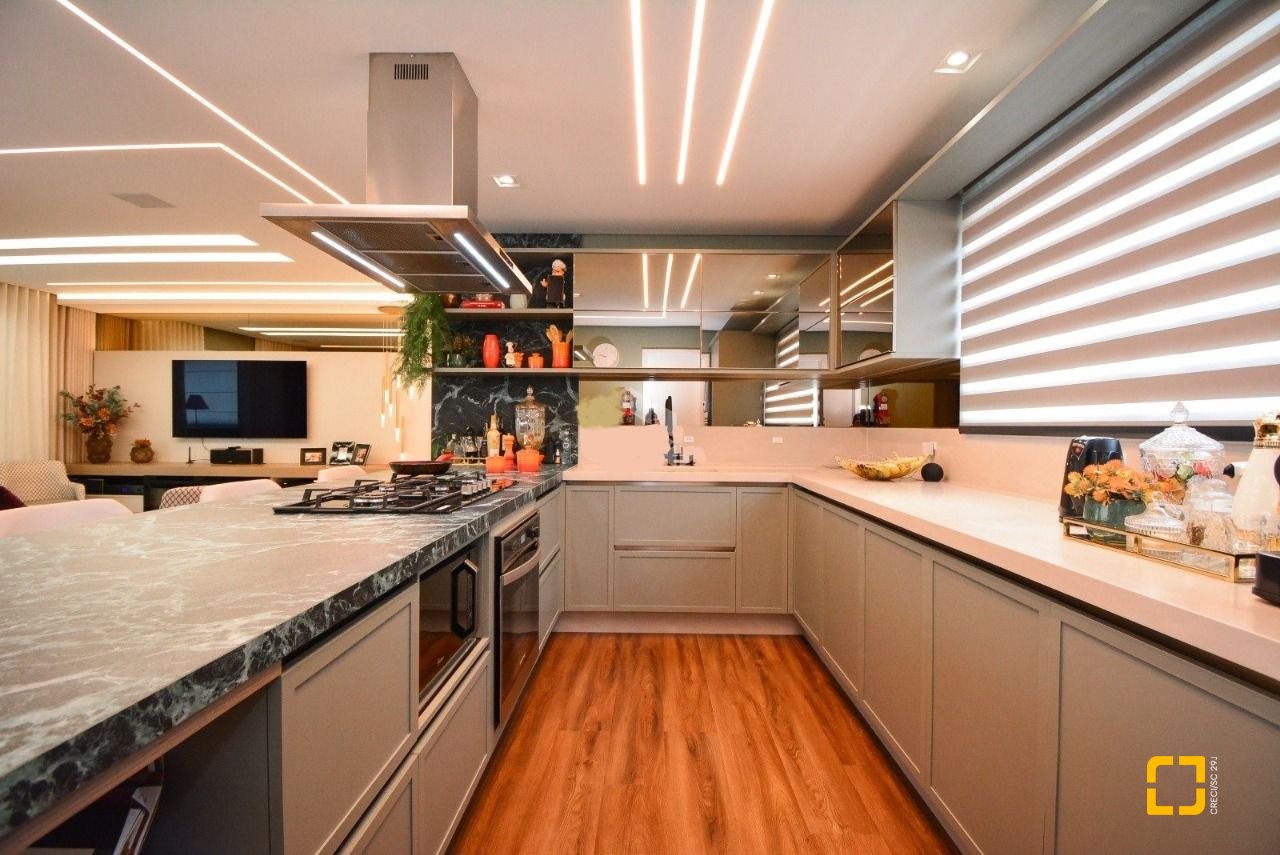 Apartamento com 165m², 8 quartos (sendo 4 suítes), 2 garagens, no bairro Centro em Florianópolis