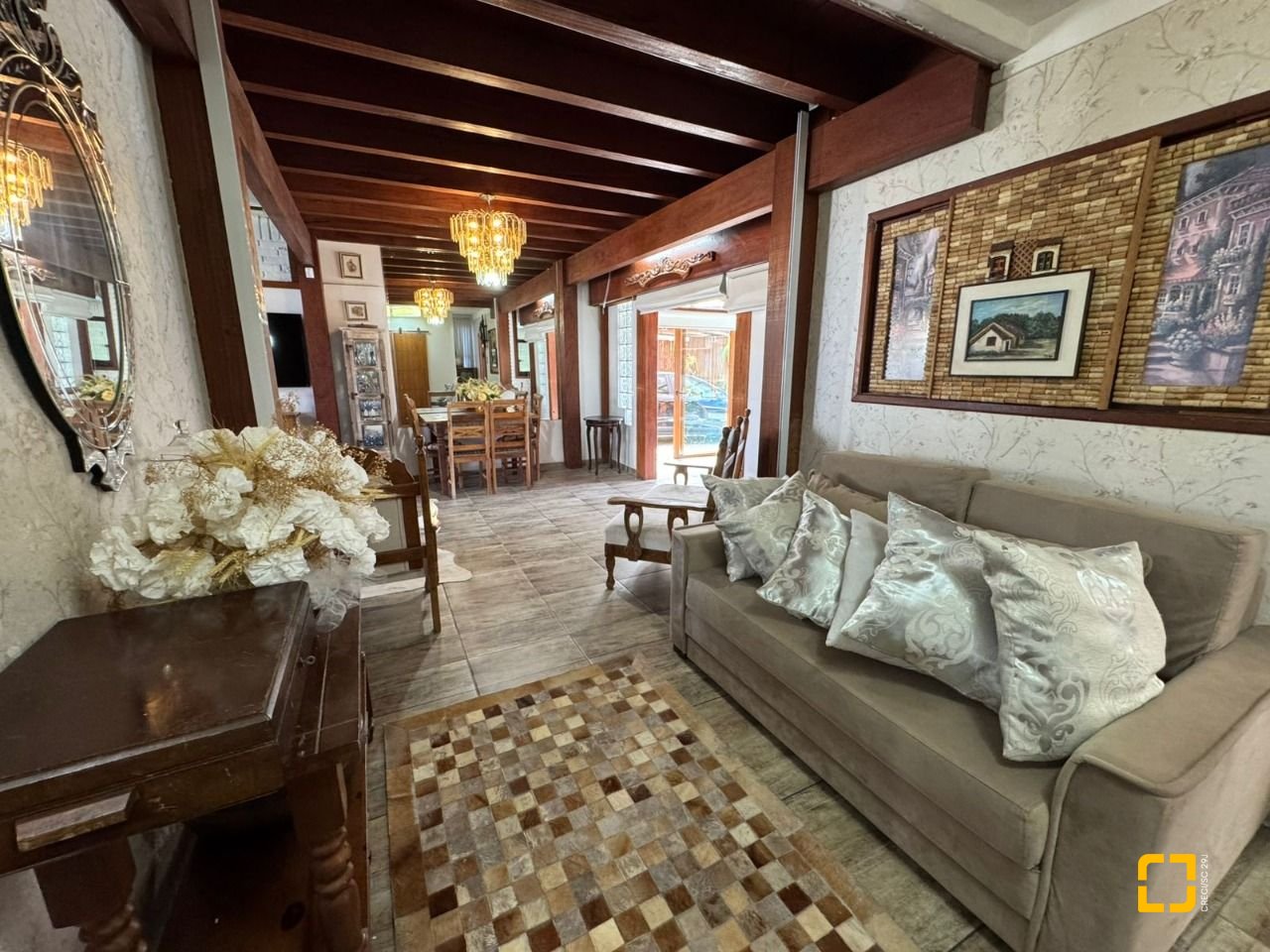 Casa com 280m², 8 quartos (sendo 4 suítes), 3 garagens, no bairro Jurerê em Florianópolis