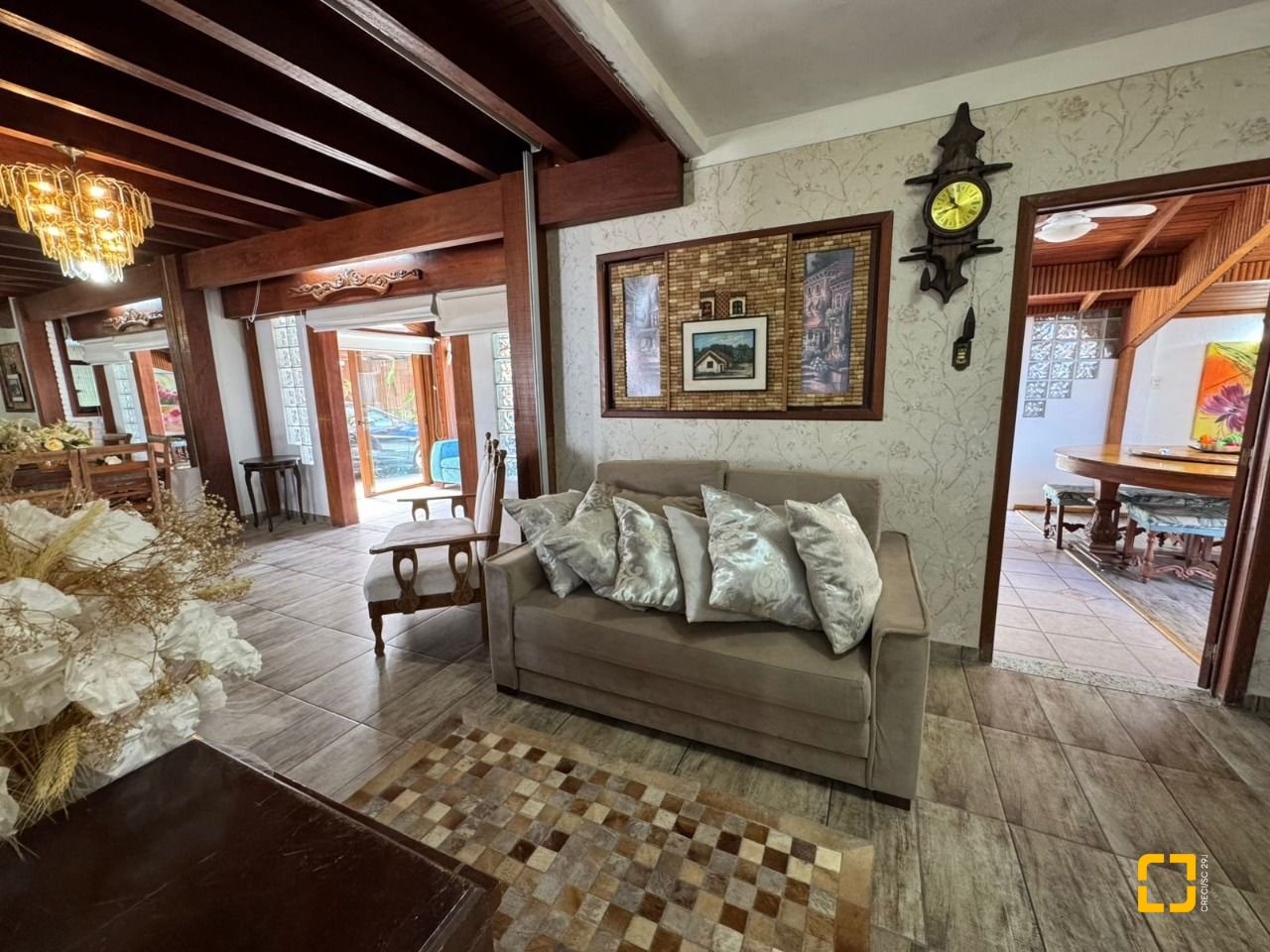 Casa com 280m², 8 quartos (sendo 4 suítes), 3 garagens, no bairro Jurerê em Florianópolis