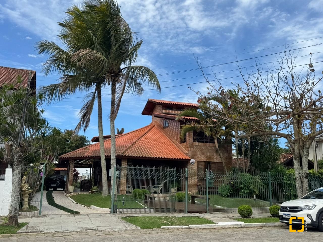 Casa com 280m², 8 quartos (sendo 4 suítes), 3 garagens, no bairro Jurerê em Florianópolis