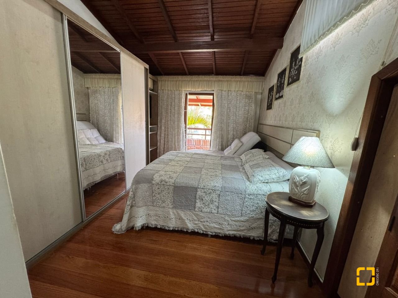 Casa com 280m², 8 quartos (sendo 4 suítes), 3 garagens, no bairro Jurerê em Florianópolis