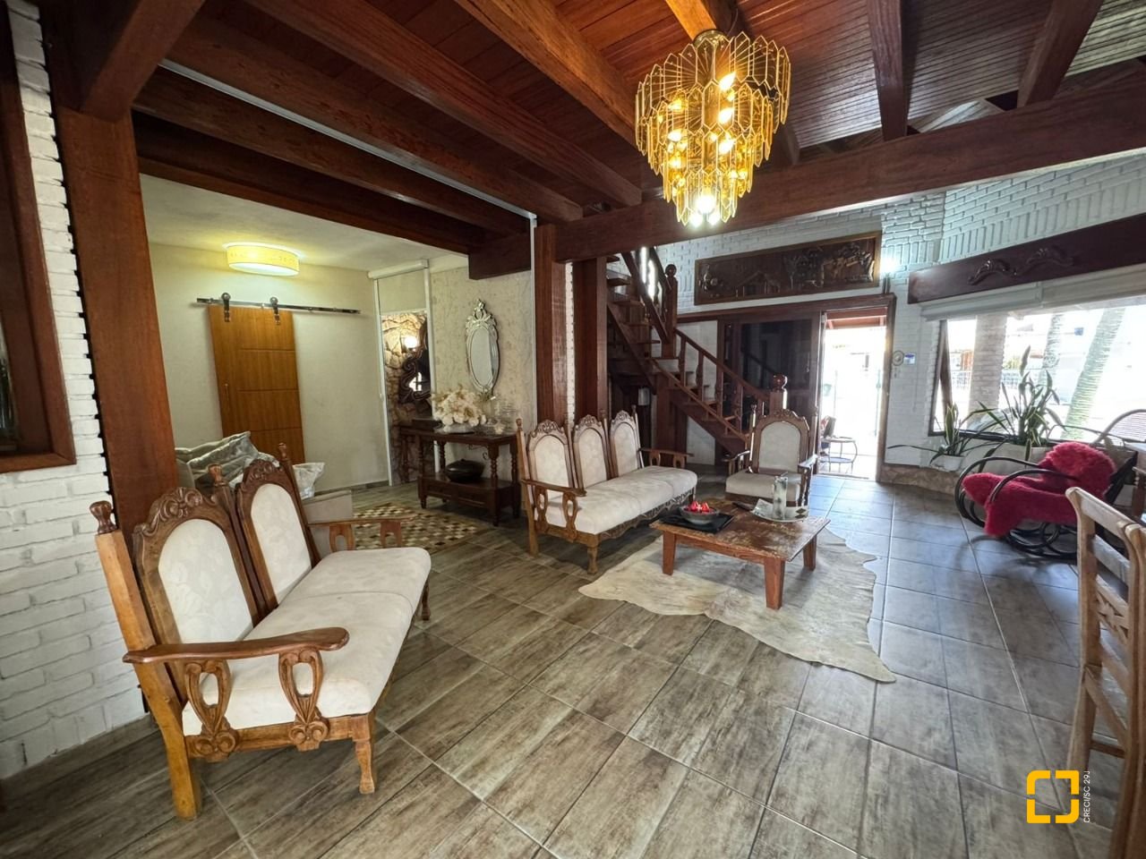 Casa com 280m², 8 quartos (sendo 4 suítes), 3 garagens, no bairro Jurerê em Florianópolis