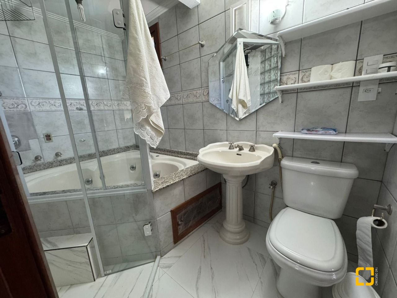 Casa com 280m², 8 quartos (sendo 4 suítes), 3 garagens, no bairro Jurerê em Florianópolis
