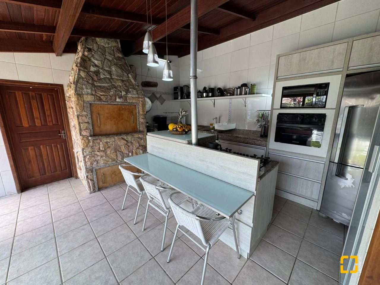 Casa com 280m², 8 quartos (sendo 4 suítes), 3 garagens, no bairro Jurerê em Florianópolis