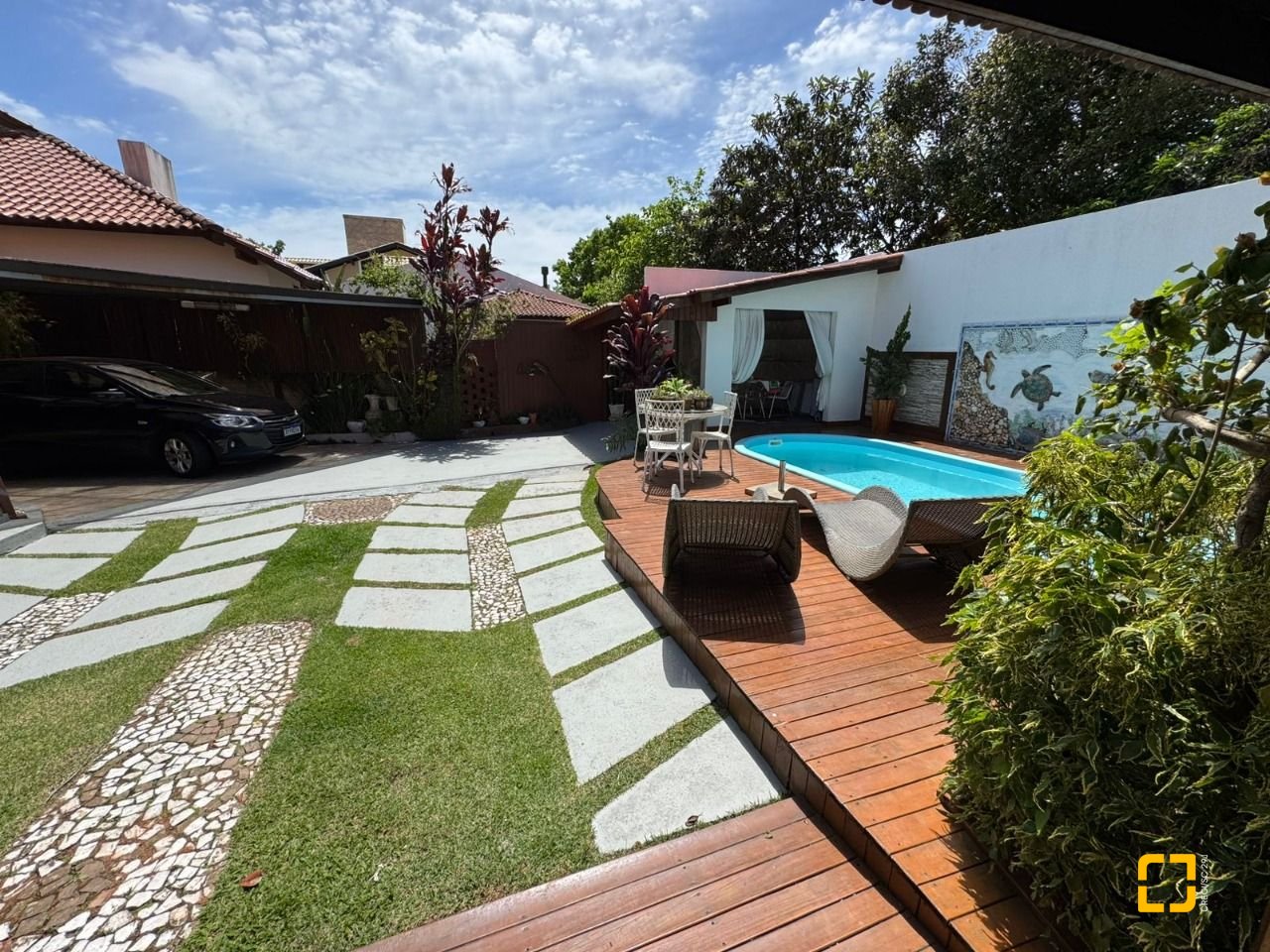 Casa com 280m², 8 quartos (sendo 4 suítes), 3 garagens, no bairro Jurerê em Florianópolis