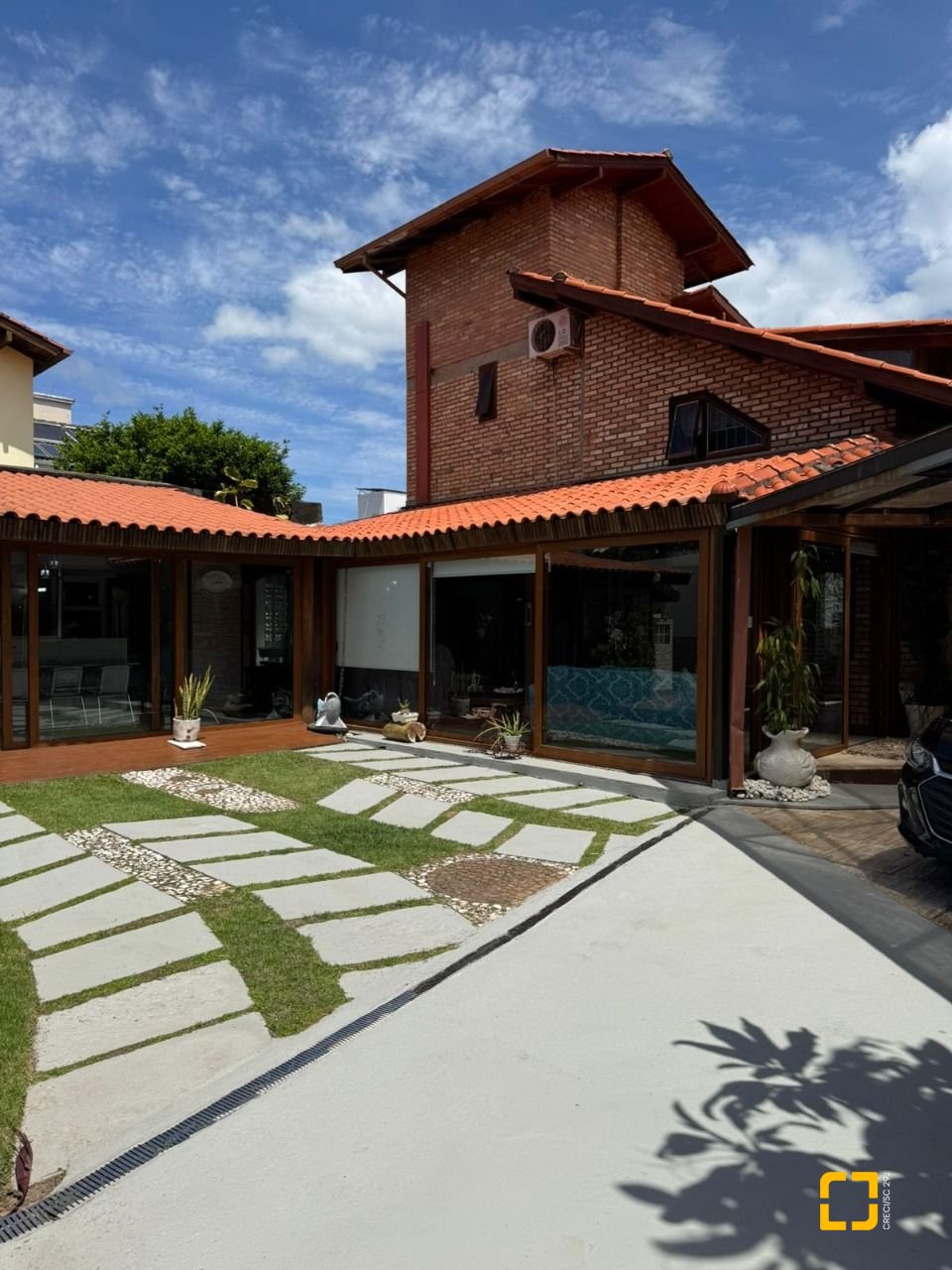 Casa com 280m², 8 quartos (sendo 4 suítes), 3 garagens, no bairro Jurerê em Florianópolis