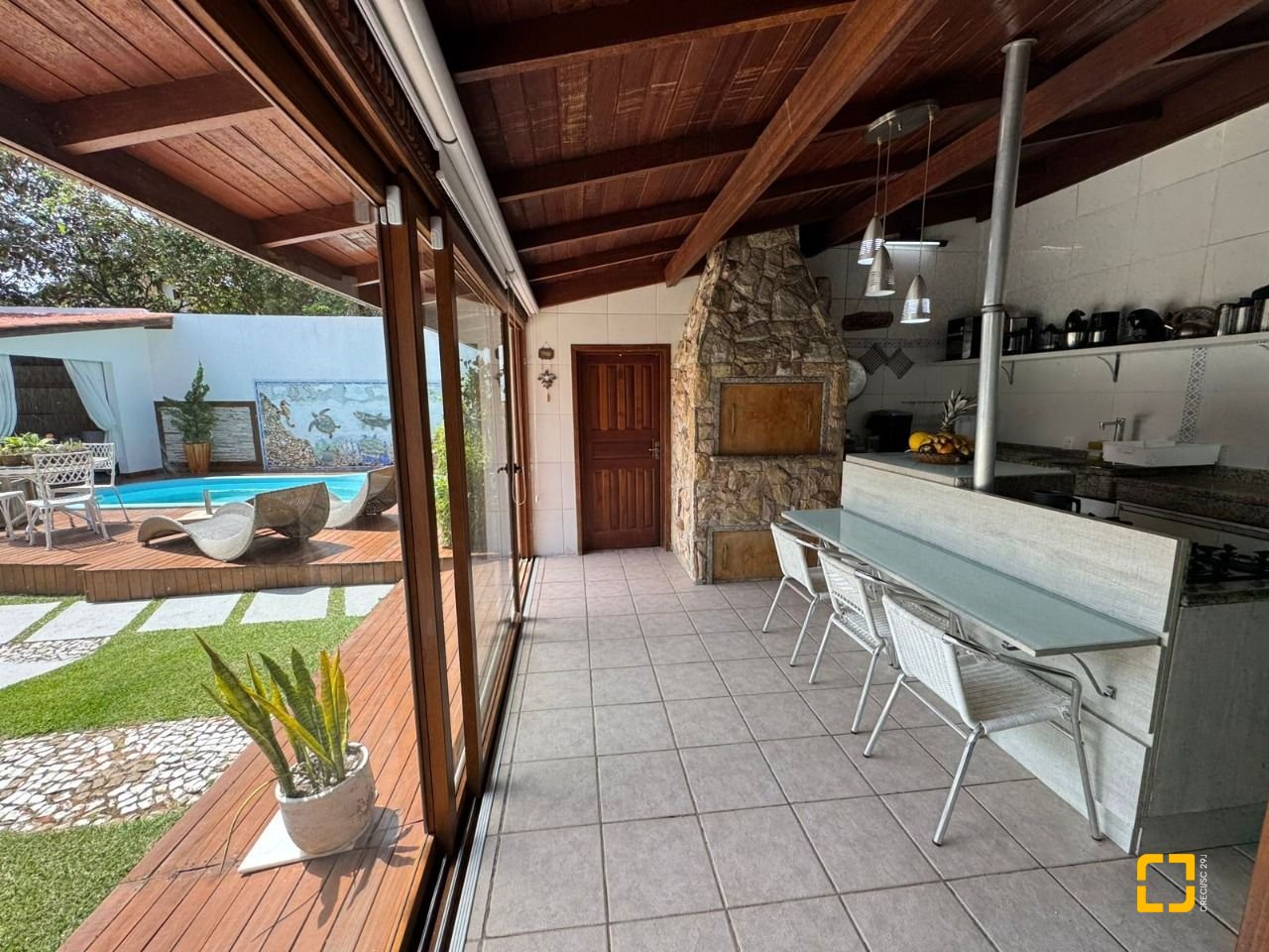 Casa com 280m², 8 quartos (sendo 4 suítes), 3 garagens, no bairro Jurerê em Florianópolis