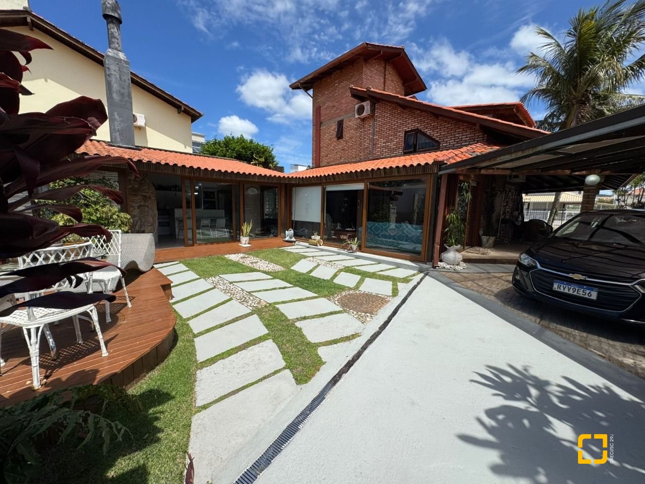 Casa com 280m², 8 quartos (sendo 4 suítes), 3 garagens, no bairro Jurerê em Florianópolis