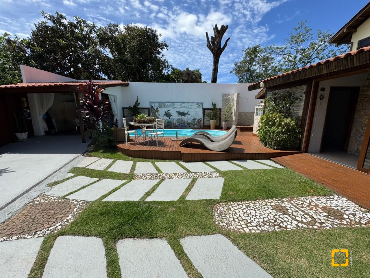 Casa com 280m², 8 quartos (sendo 4 suítes), 3 garagens, no bairro Jurerê em Florianópolis
