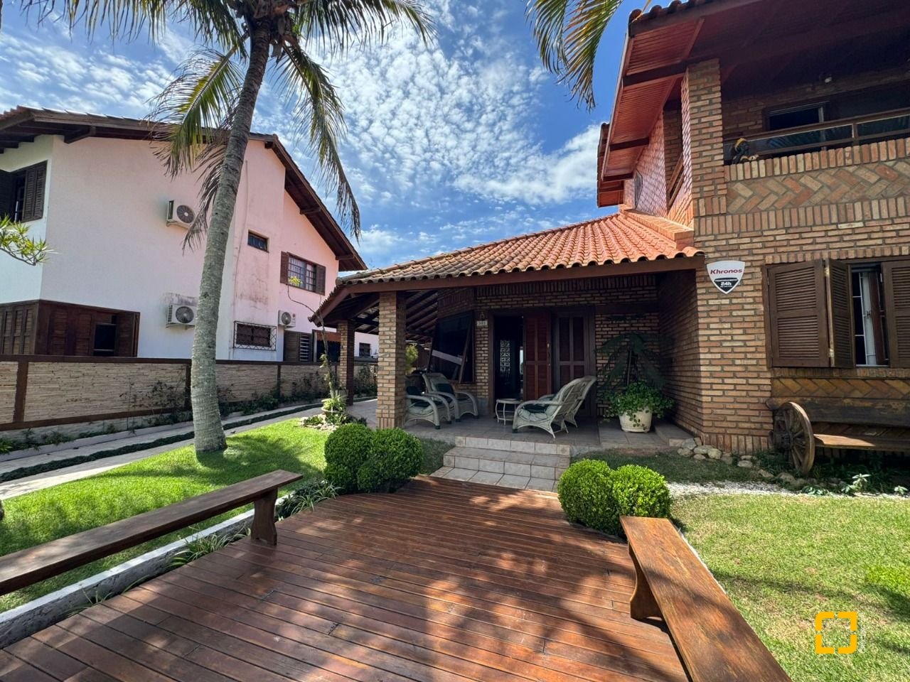 Casa com 280m², 8 quartos (sendo 4 suítes), 3 garagens, no bairro Jurerê em Florianópolis