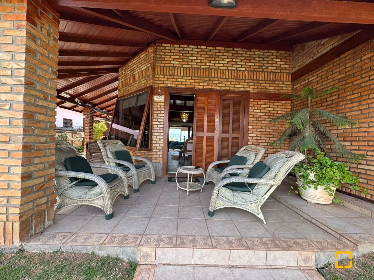 Casa com 280m², 8 quartos (sendo 4 suítes), 3 garagens, no bairro Jurerê em Florianópolis