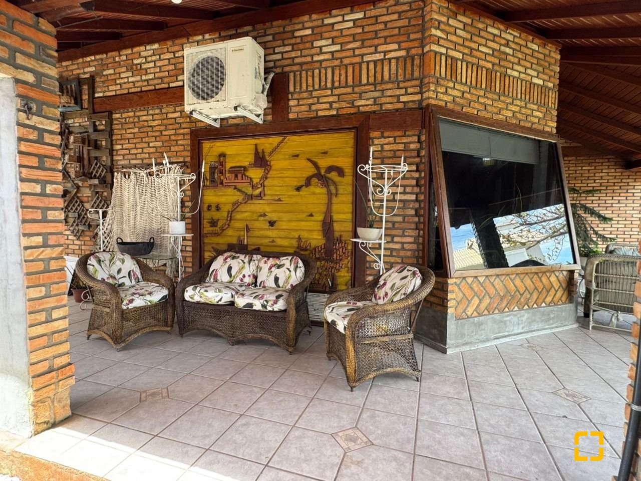 Casa com 280m², 8 quartos (sendo 4 suítes), 3 garagens, no bairro Jurerê em Florianópolis