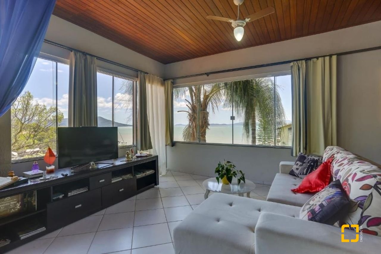 Casa com 1000m², 4 quartos (sendo 4 suítes), 4 garagens, no bairro São Miguel (Guaporanga) em Biguaçu