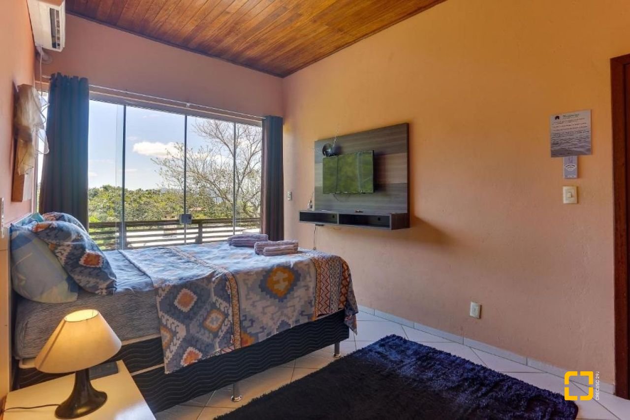 Casa com 1000m², 4 quartos (sendo 4 suítes), 4 garagens, no bairro São Miguel (Guaporanga) em Biguaçu