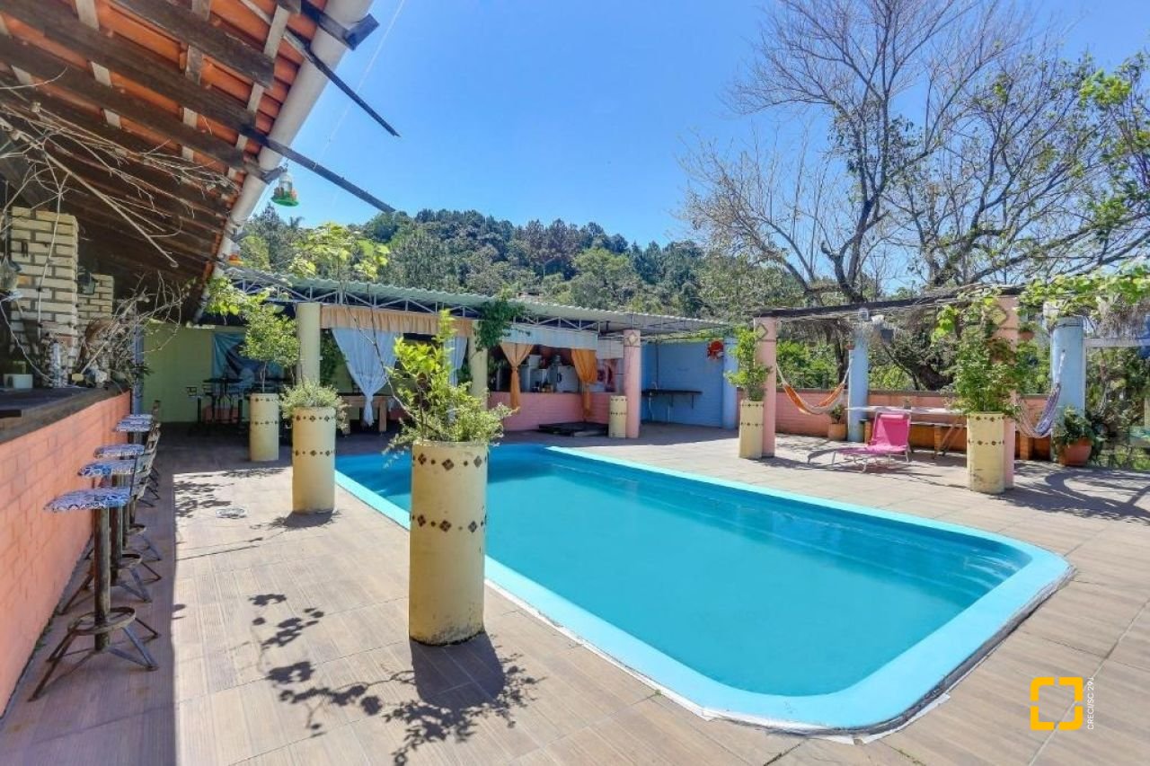 Casa com 1000m², 4 quartos (sendo 4 suítes), 4 garagens, no bairro São Miguel (Guaporanga) em Biguaçu