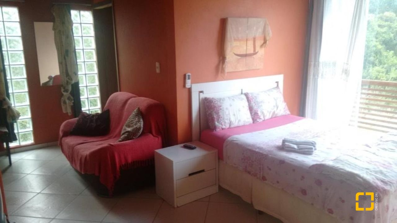 Casa com 1000m², 4 quartos (sendo 4 suítes), 4 garagens, no bairro São Miguel (Guaporanga) em Biguaçu