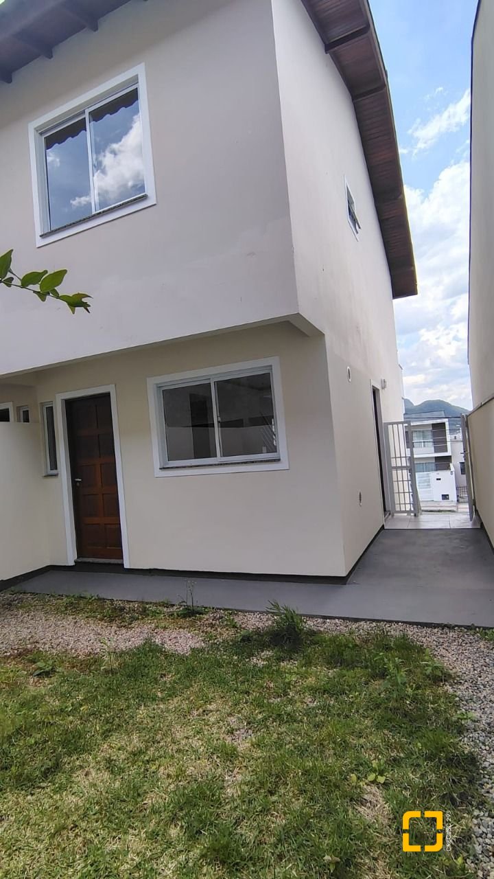 Casa com 81m², 2 quartos, 2 garagens, no bairro Bela Vista em Palhoça