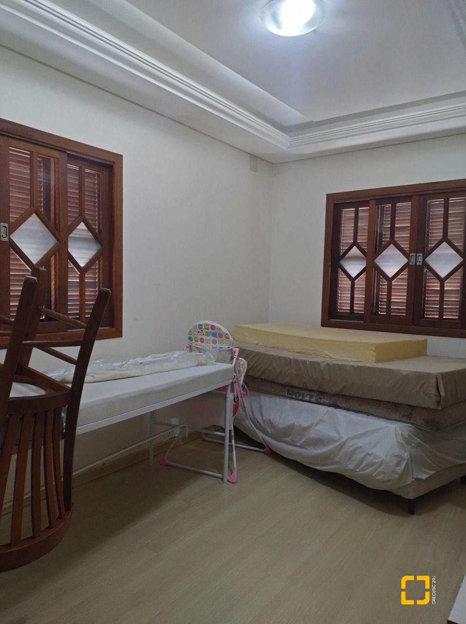 Casa com 212m², 5 quartos (sendo 1 suíte), 2 garagens, no bairro Vargem Grande em Florianópolis