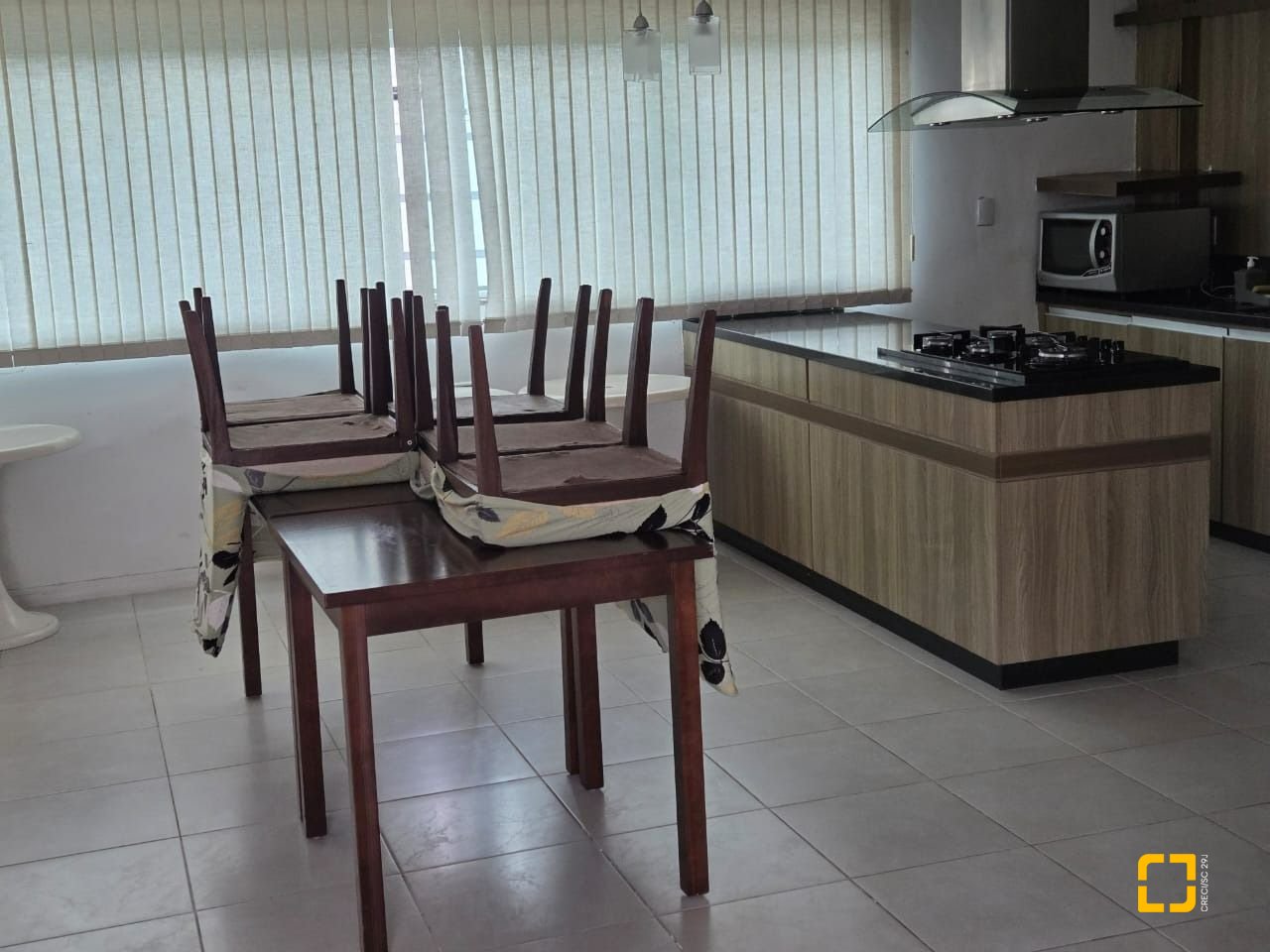 Apartamento com 99m², 4 quartos (sendo 1 suíte), 1 garagem, no bairro Coqueiros em Florianópolis