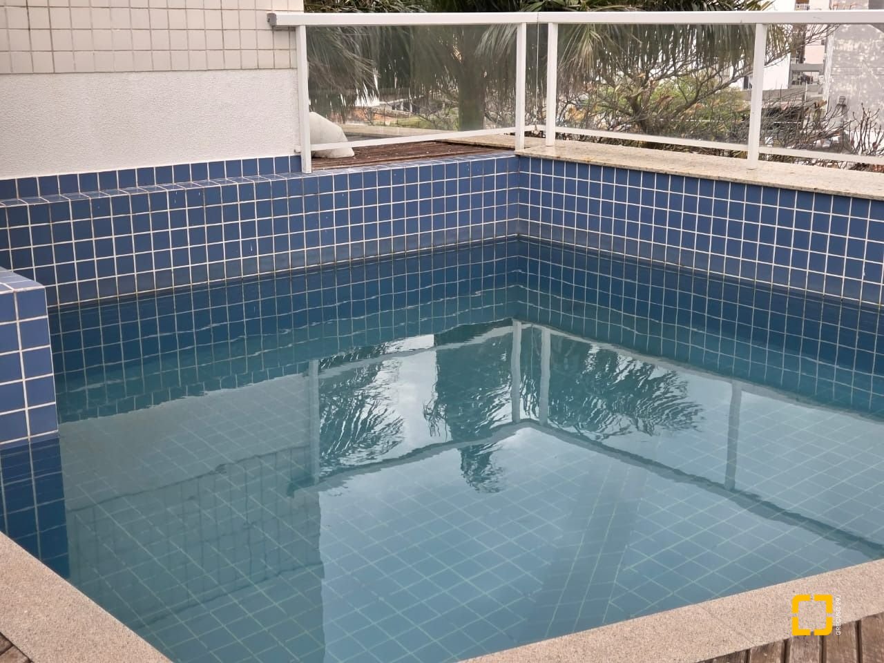 Apartamento com 99m², 4 quartos (sendo 1 suíte), 1 garagem, no bairro Coqueiros em Florianópolis