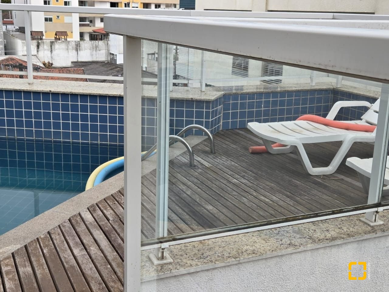 Apartamento com 99m², 4 quartos (sendo 1 suíte), 1 garagem, no bairro Coqueiros em Florianópolis