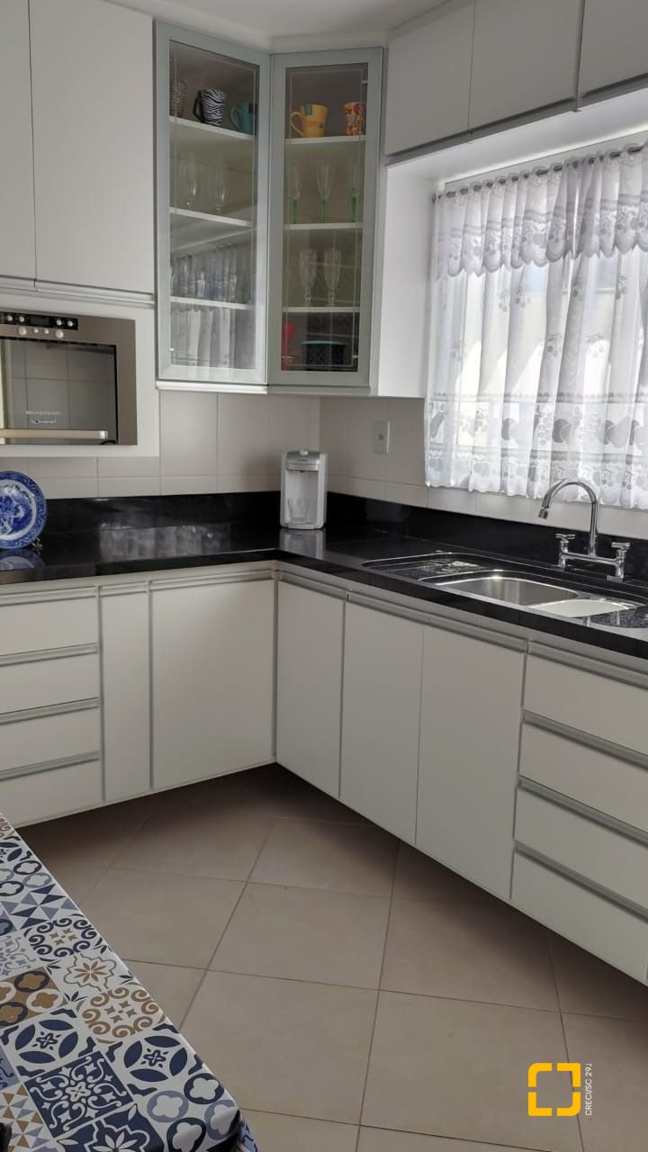 Apartamento com 99m², 4 quartos (sendo 1 suíte), 1 garagem, no bairro Coqueiros em Florianópolis