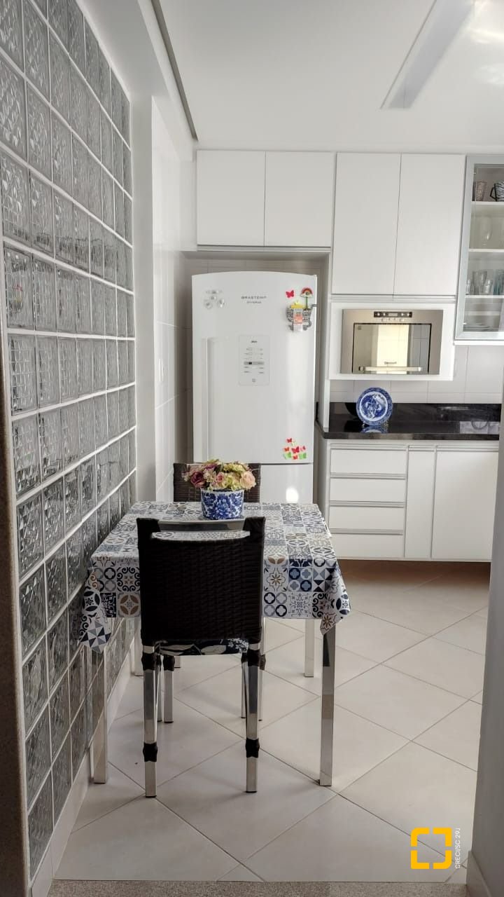 Apartamento com 99m², 4 quartos (sendo 1 suíte), 1 garagem, no bairro Coqueiros em Florianópolis