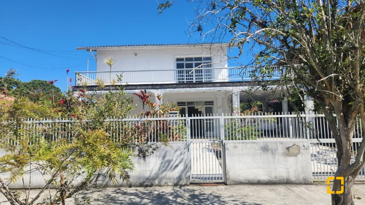 Casa com 298m², 5 quartos (sendo 1 suíte), 6 garagens, no bairro Daniela em Florianópolis