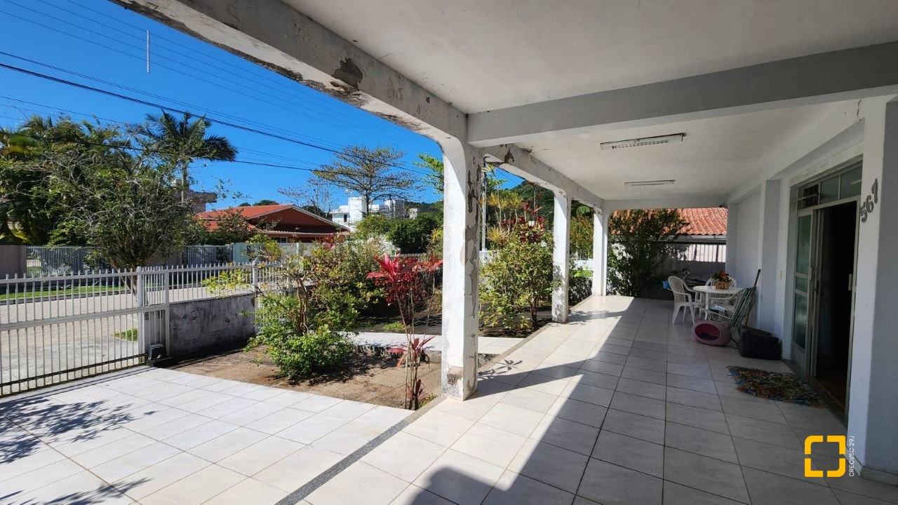 Casa com 298m², 5 quartos (sendo 1 suíte), 6 garagens, no bairro Daniela em Florianópolis