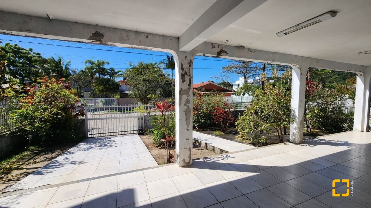 Casa com 298m², 5 quartos (sendo 1 suíte), 6 garagens, no bairro Daniela em Florianópolis
