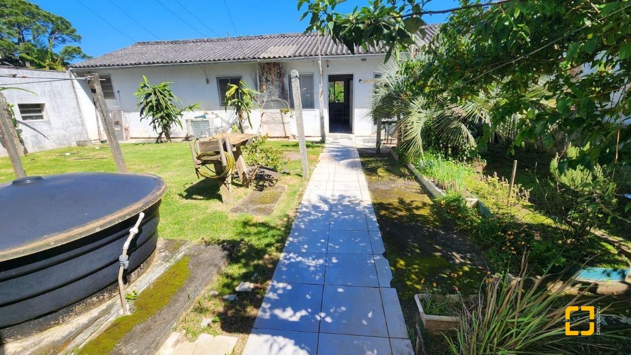 Casa com 298m², 5 quartos (sendo 1 suíte), 6 garagens, no bairro Daniela em Florianópolis