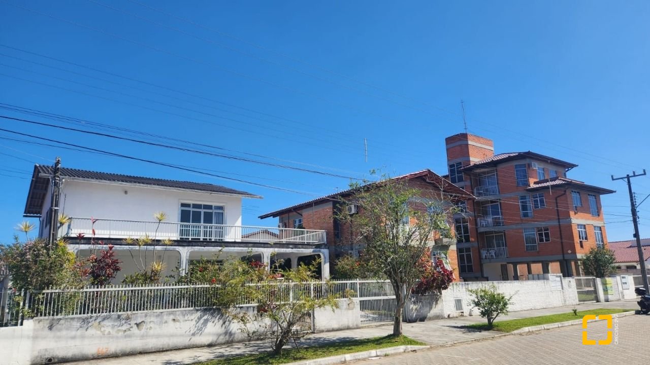 Casa com 298m², 5 quartos (sendo 1 suíte), 6 garagens, no bairro Daniela em Florianópolis