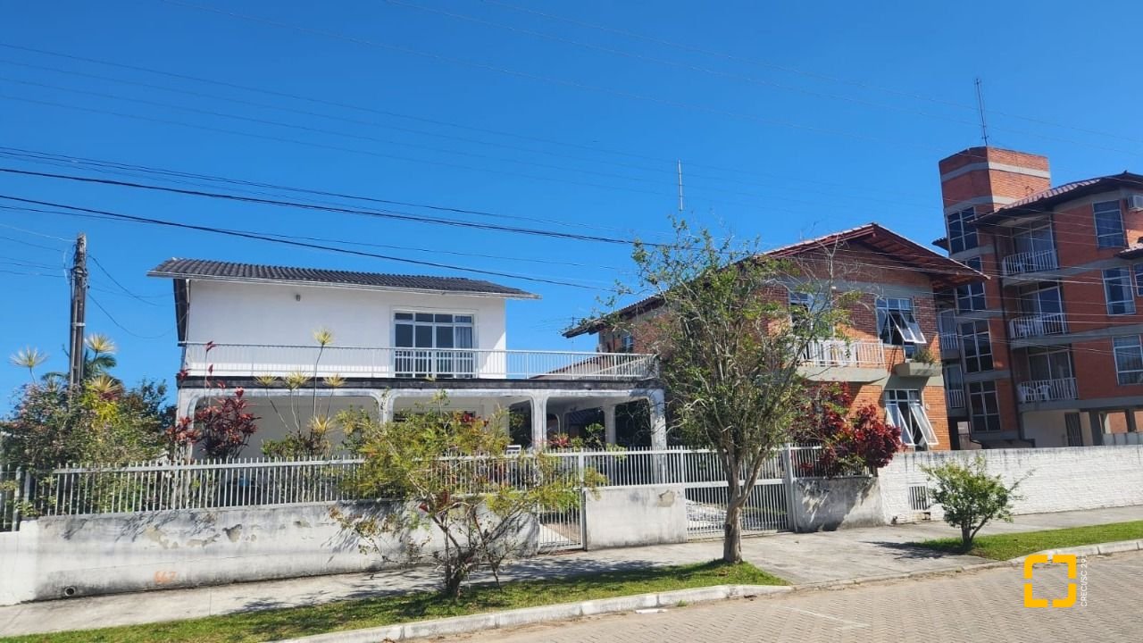 Casa com 298m², 5 quartos (sendo 1 suíte), 6 garagens, no bairro Daniela em Florianópolis