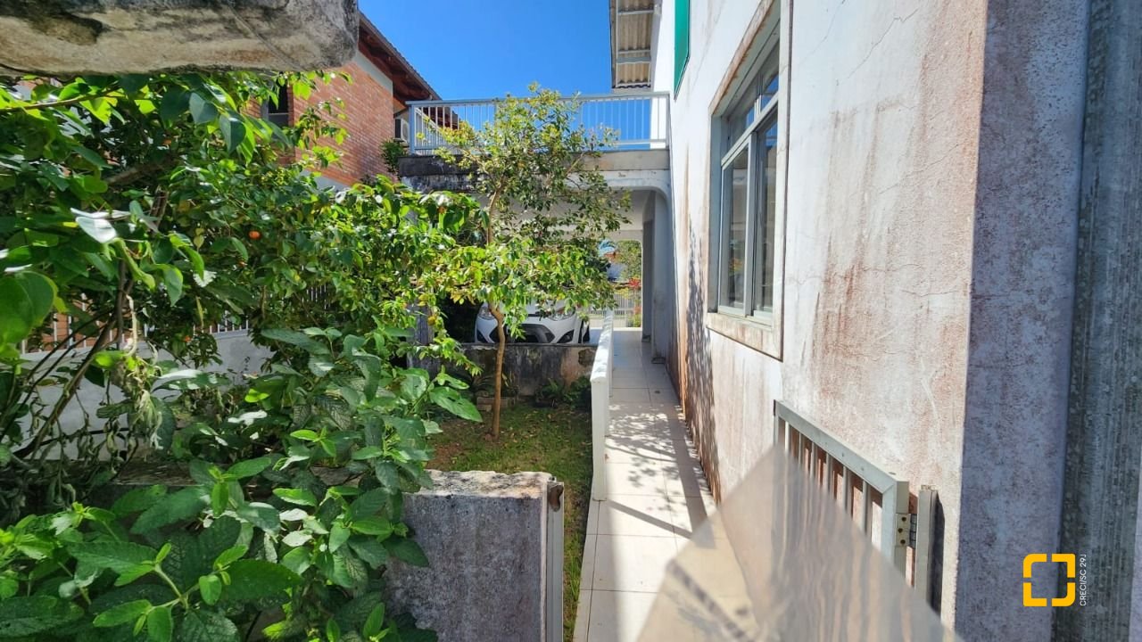 Casa com 298m², 5 quartos (sendo 1 suíte), 6 garagens, no bairro Daniela em Florianópolis