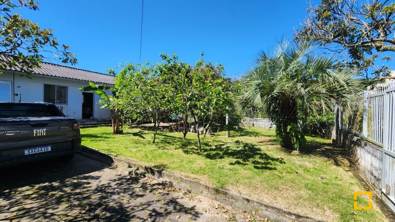 Casa com 298m², 5 quartos (sendo 1 suíte), 6 garagens, no bairro Daniela em Florianópolis