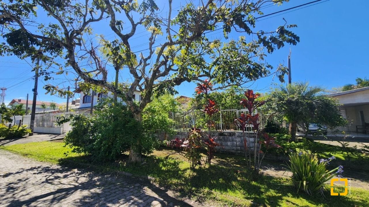Casa com 298m², 5 quartos (sendo 1 suíte), 6 garagens, no bairro Daniela em Florianópolis