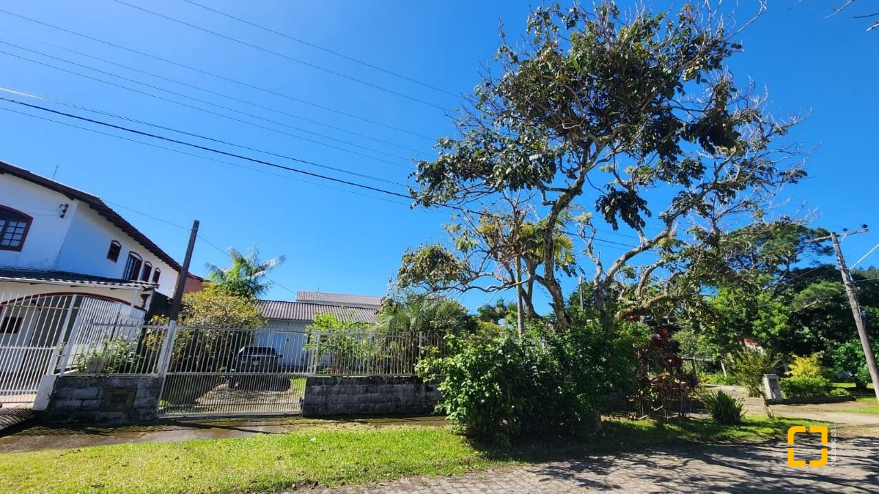 Casa com 298m², 5 quartos (sendo 1 suíte), 6 garagens, no bairro Daniela em Florianópolis