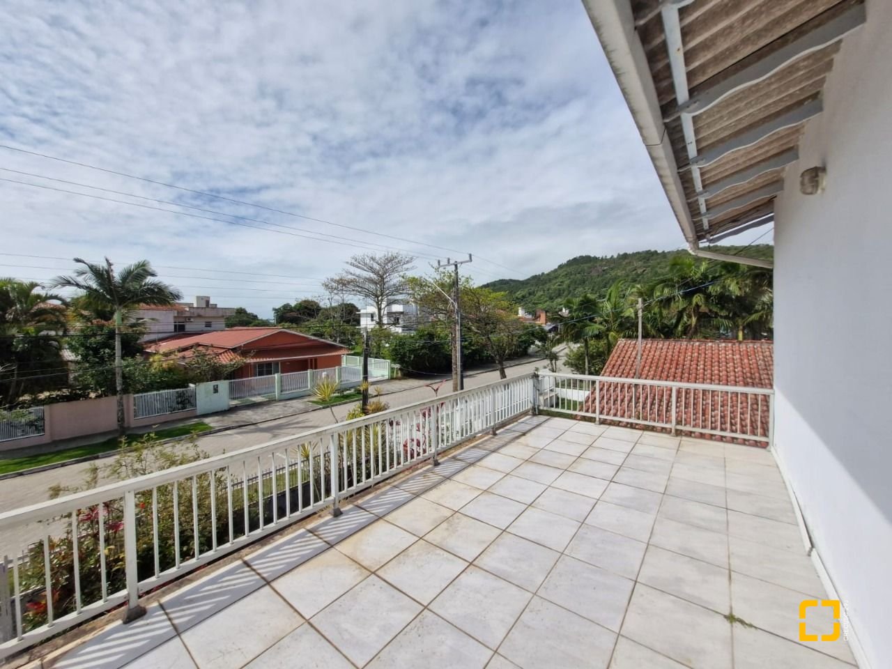 Casa com 298m², 5 quartos (sendo 1 suíte), 6 garagens, no bairro Daniela em Florianópolis