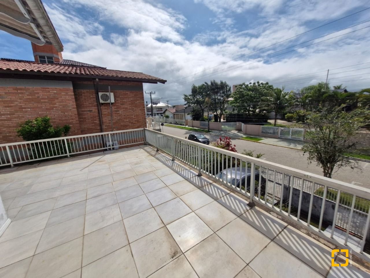 Casa com 298m², 5 quartos (sendo 1 suíte), 6 garagens, no bairro Daniela em Florianópolis