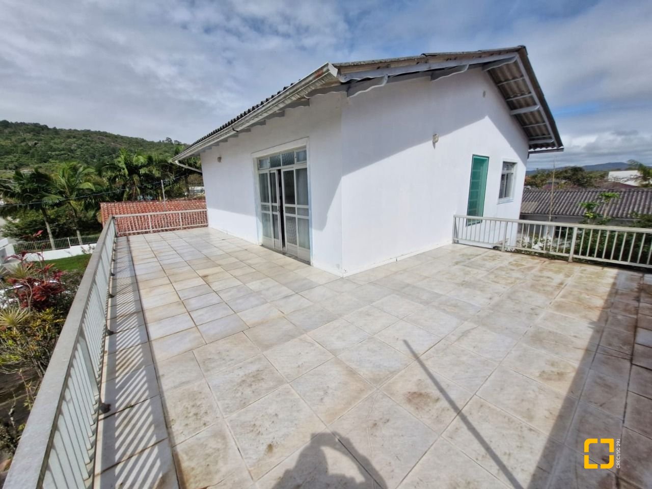 Casa com 298m², 5 quartos (sendo 1 suíte), 6 garagens, no bairro Daniela em Florianópolis