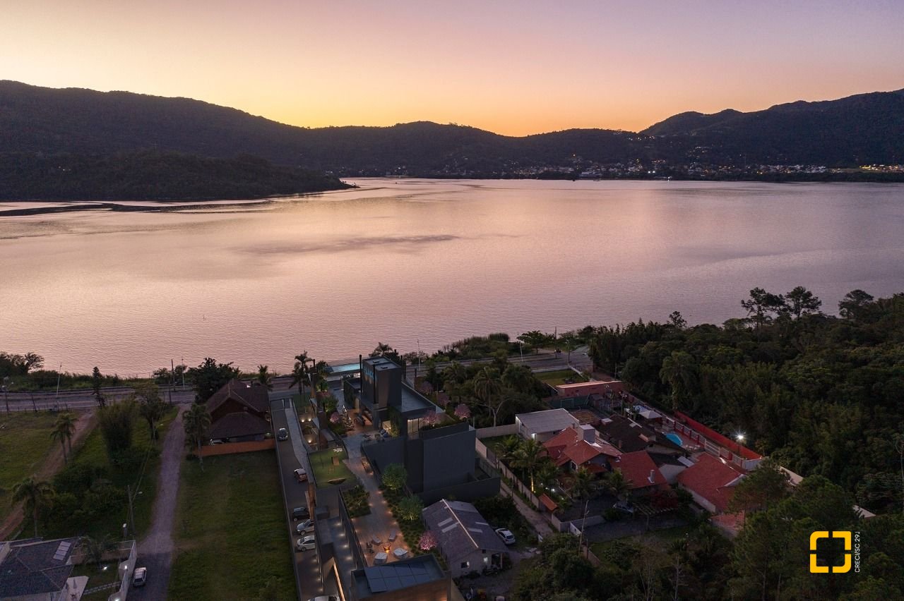 Loft com 53m², 1 quarto (sendo 1 suíte), 1 garagem, no bairro Lagoa da Conceição em Florianópolis