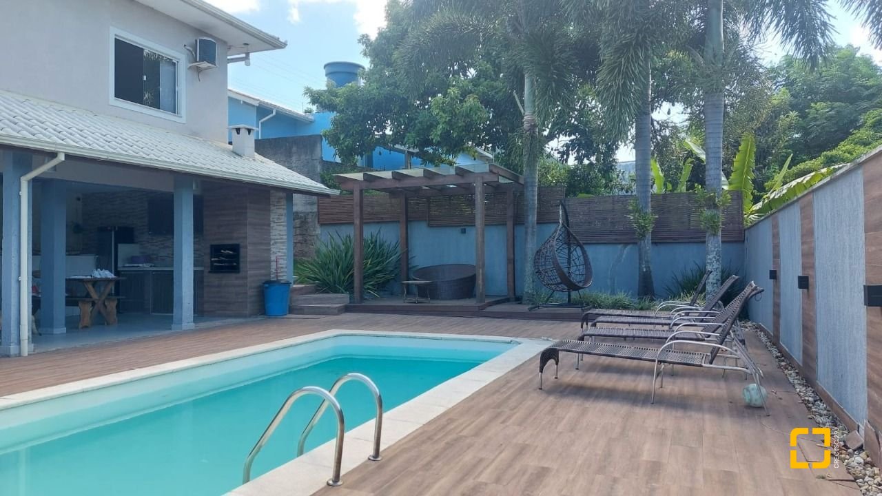 Casa com 136m², 2 quartos, 1 garagem, no bairro Rio Tavares em Florianópolis