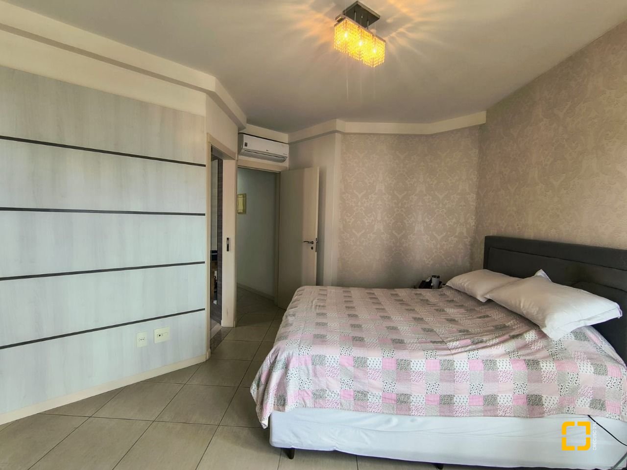 Apartamento com 120m², 5 quartos (sendo 1 suíte), 3 garagens, no bairro Balneário em Florianópolis