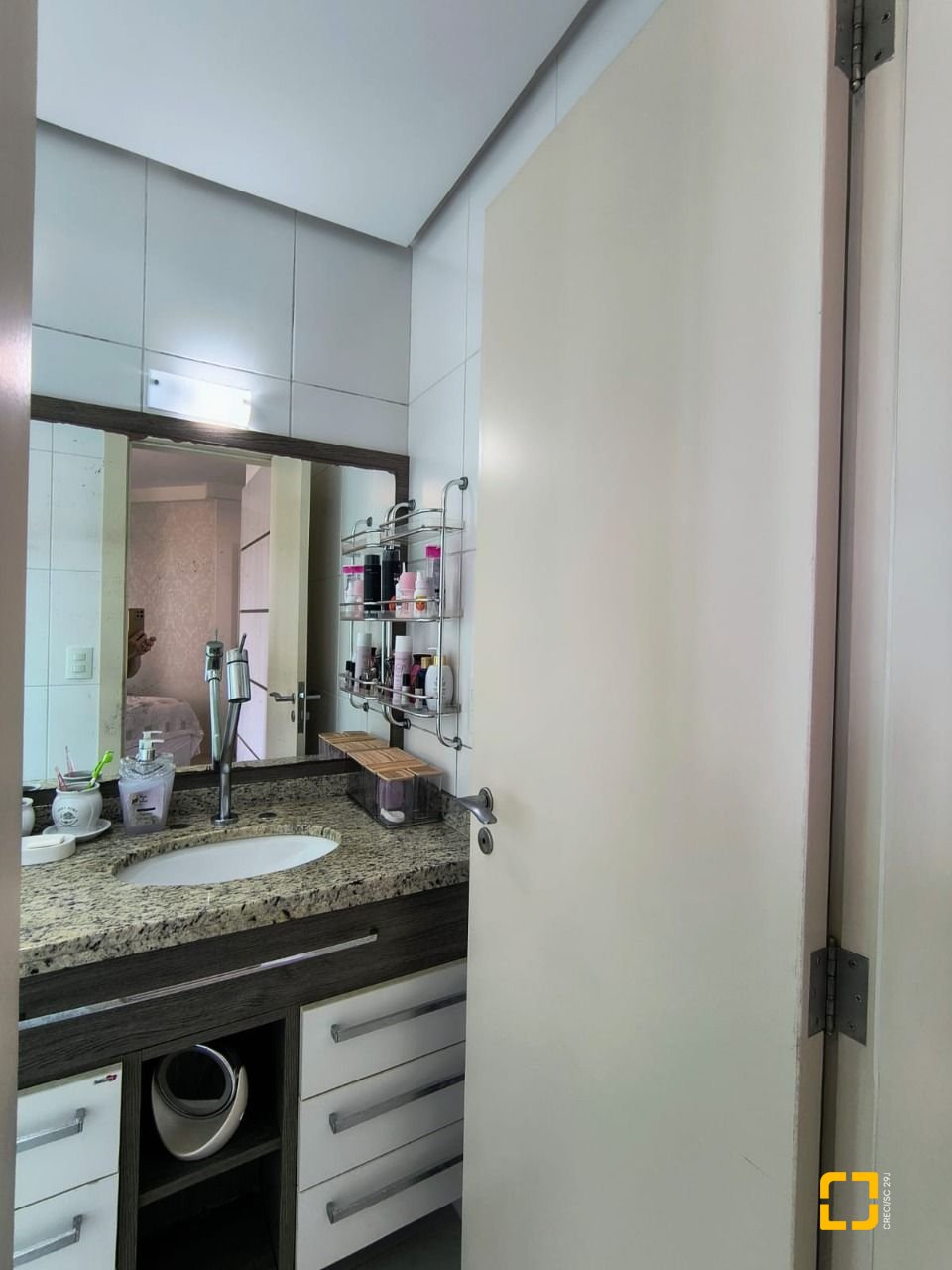 Apartamento com 120m², 5 quartos (sendo 1 suíte), 3 garagens, no bairro Balneário em Florianópolis