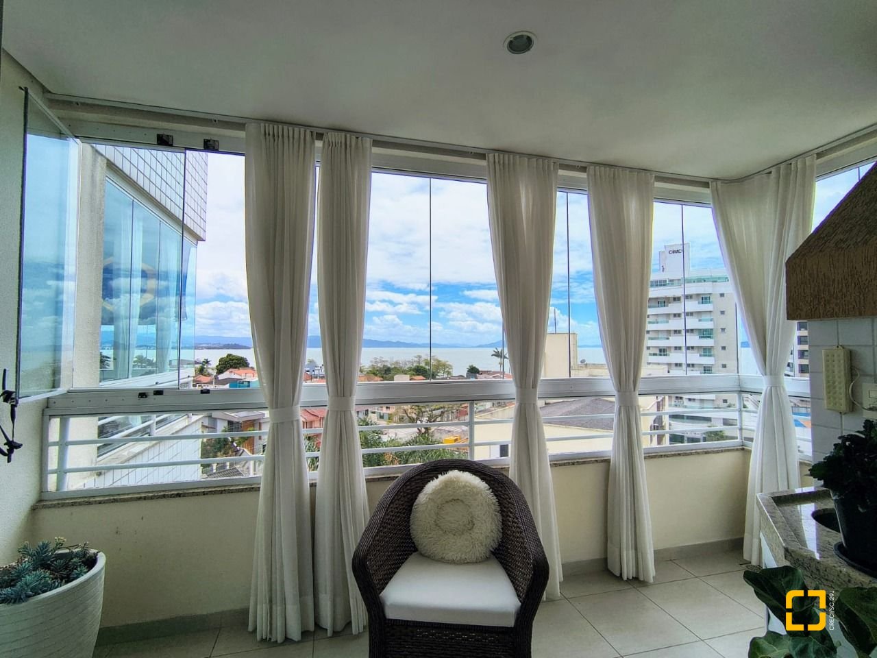 Apartamento com 120m², 5 quartos (sendo 1 suíte), 3 garagens, no bairro Balneário em Florianópolis