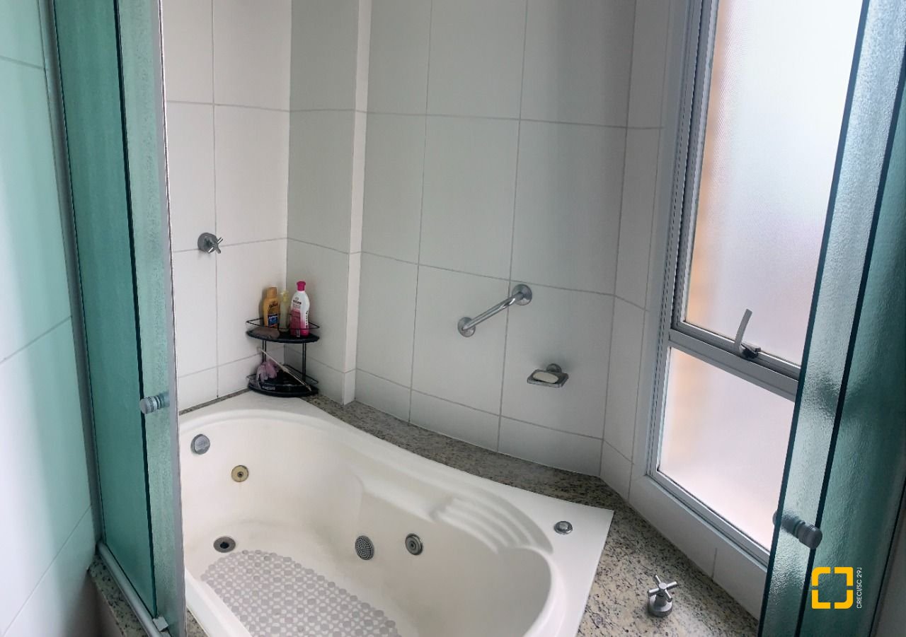 Apartamento com 120m², 5 quartos (sendo 1 suíte), 3 garagens, no bairro Balneário em Florianópolis
