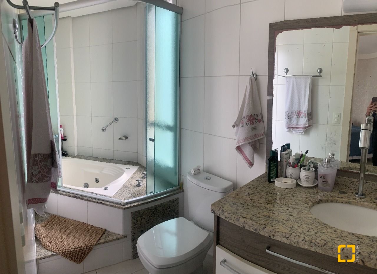 Apartamento com 120m², 5 quartos (sendo 1 suíte), 3 garagens, no bairro Balneário em Florianópolis
